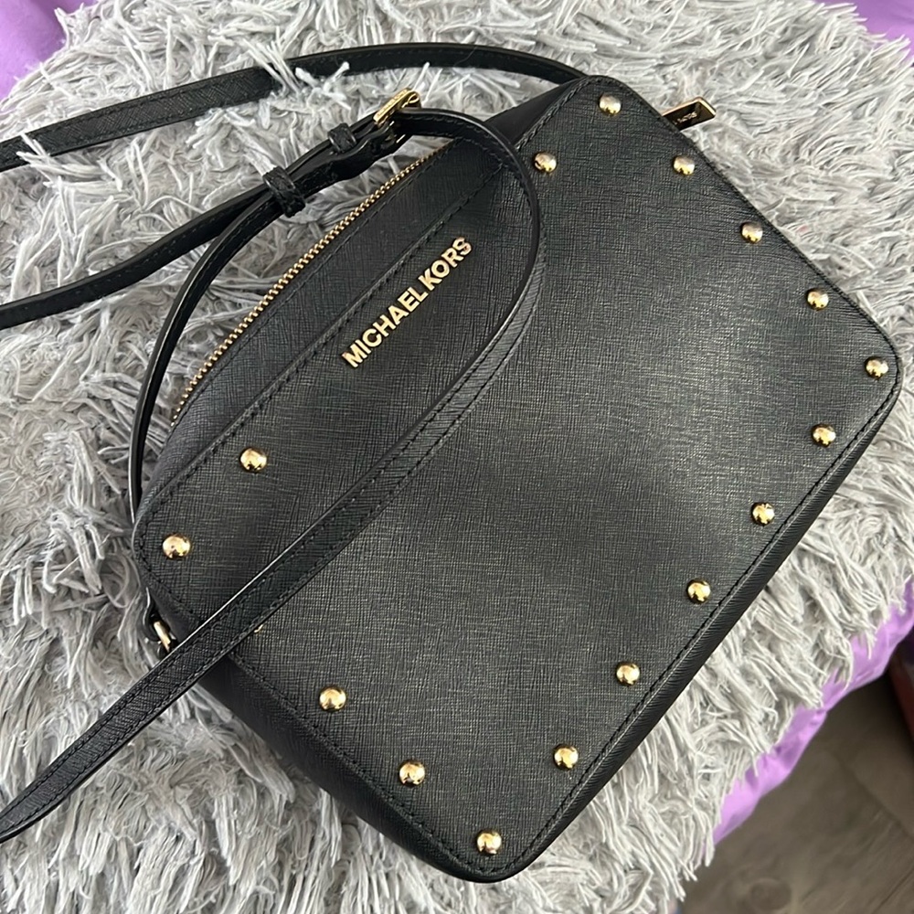 Gently used black micheal kors crossbody